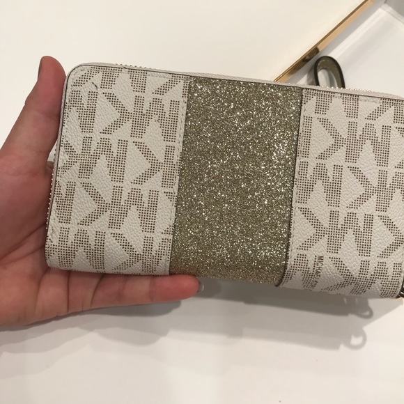 🎊Michael Kors New Year Wallet🎊 - Picture 5 of 7